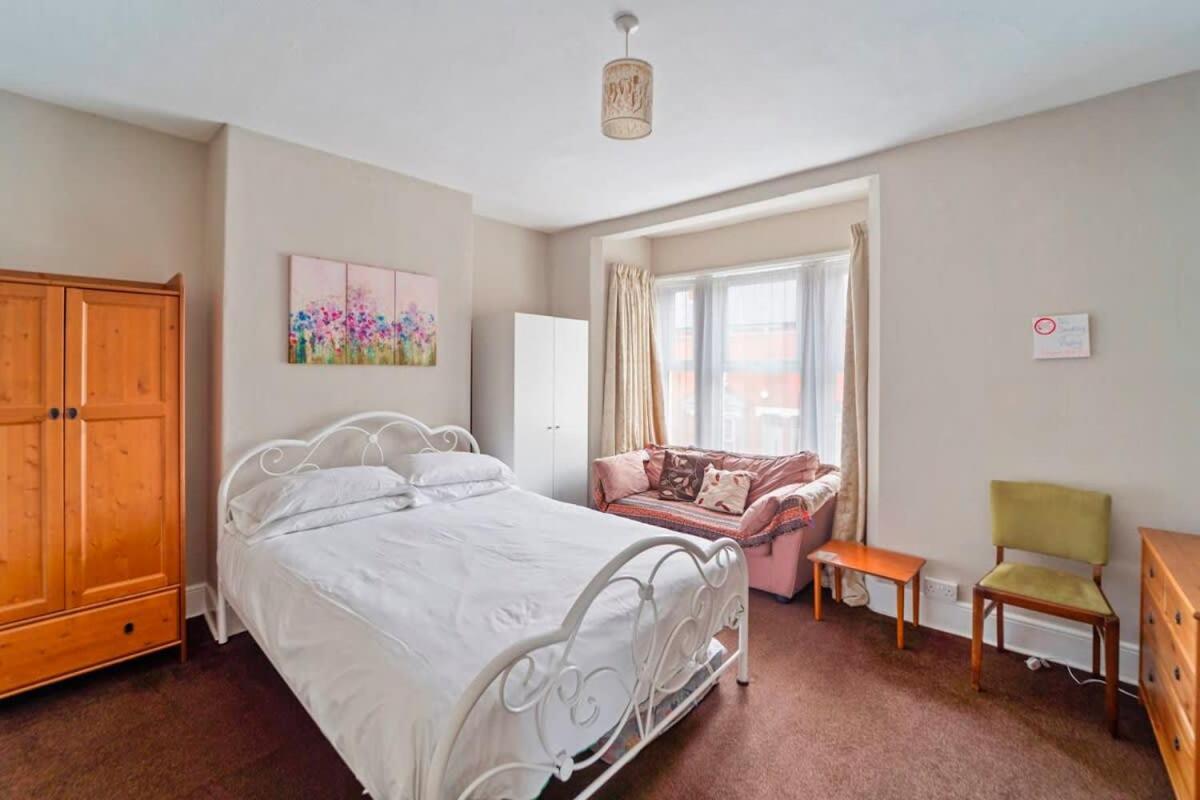 4 Bed Homely Retreat - วุลฟ์เวอร์แฮมป์ตัน ภายนอก รูปภาพ