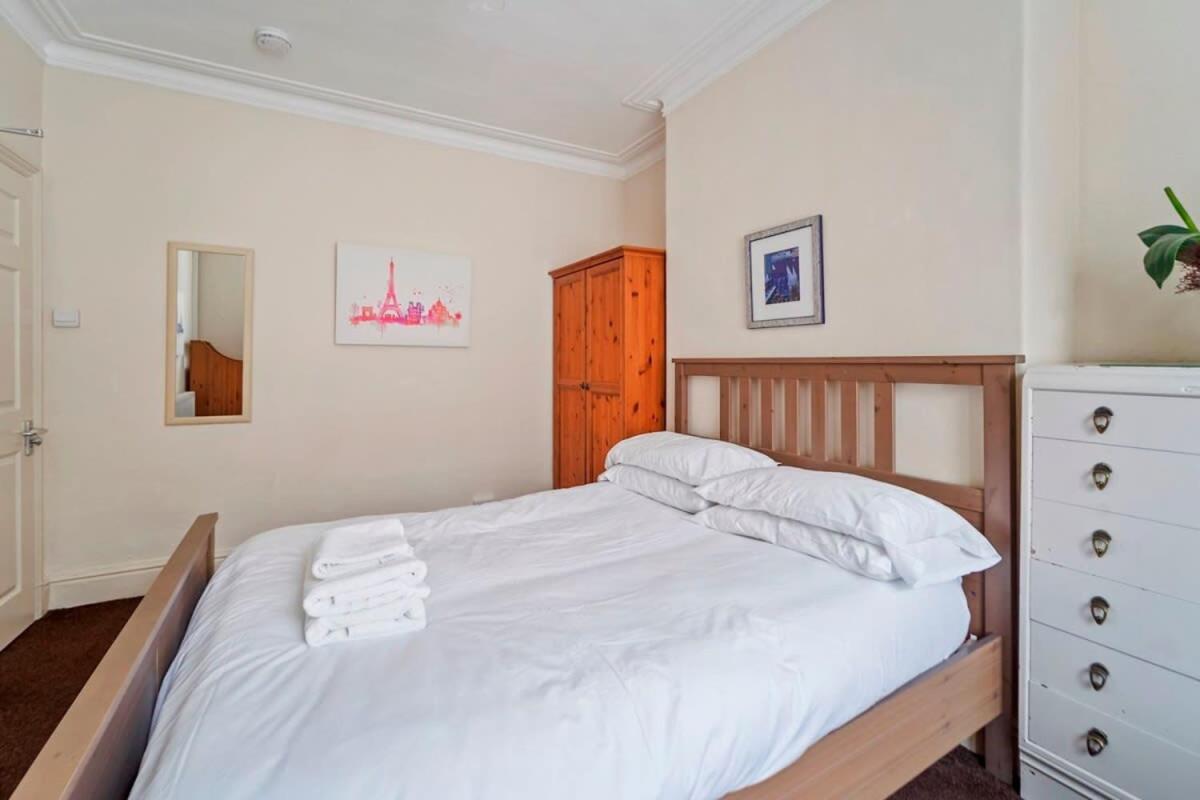 4 Bed Homely Retreat - วุลฟ์เวอร์แฮมป์ตัน ภายนอก รูปภาพ